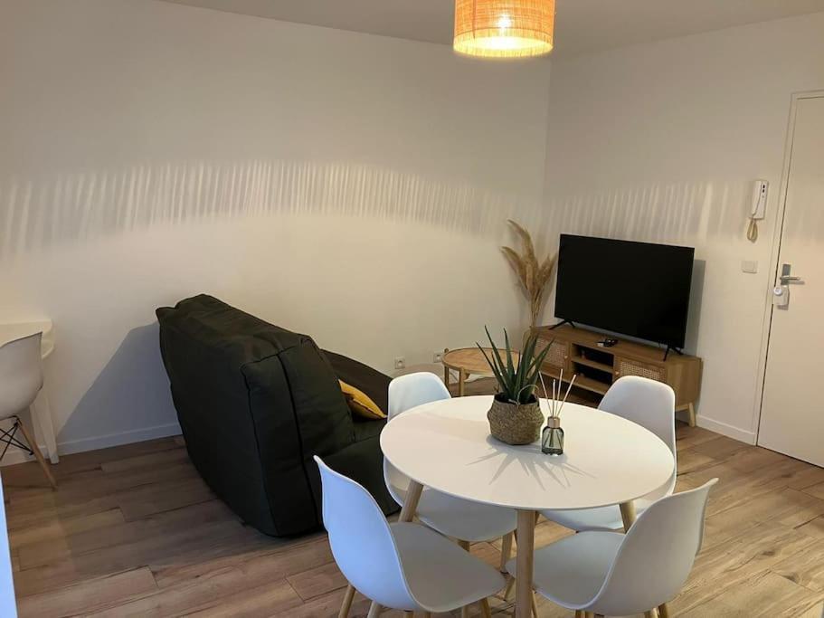 Studio Cosy 12 Min Arc De Triomphe Apartment Rueil-Malmaison Bagian luar foto
